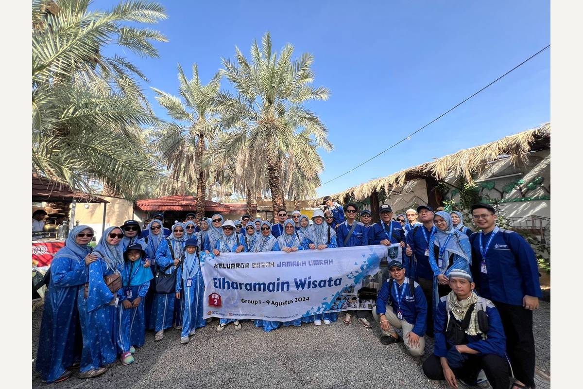 Rombongan Elharamain bersama anak-anak di area kebun kurma
